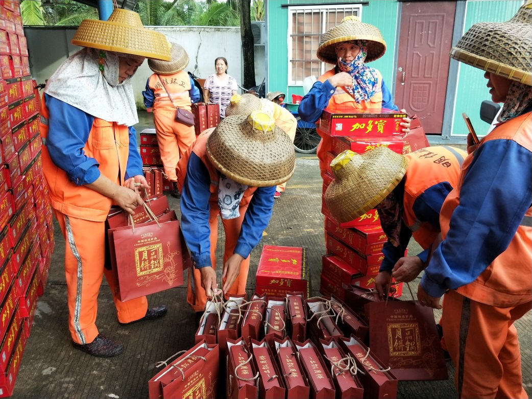 ? ?“中秋佳節(jié)、情暖職工” ? ? ? ? ?-----明佳集團(tuán)黨支部及工會(huì)組織開展中秋慰問活動(dòng)